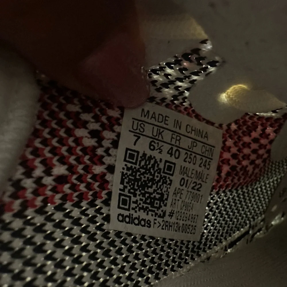 Adidas Kids or Women Yeezy Boost 350 V2 - White and Black - Picture 7 of 7